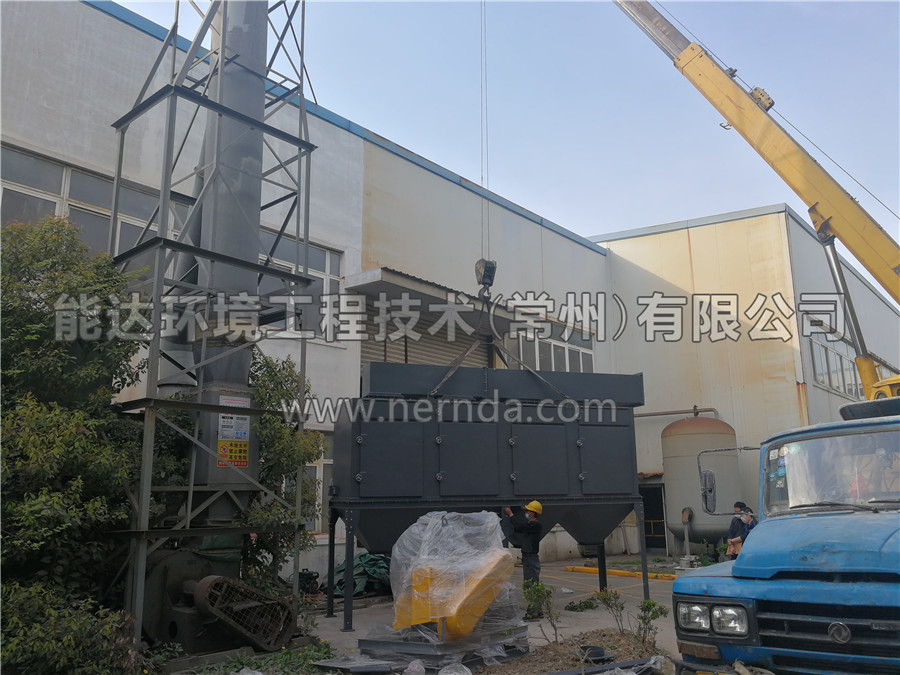 高效濾筒除塵器和旋風(fēng)分離器正在現(xiàn)場小心翼翼進行吊裝工作2
