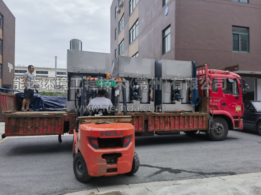 防爆濕式除塵工作臺(tái)裝車(chē)發(fā)貨照1