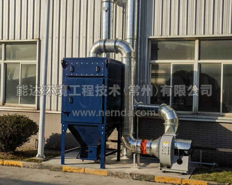 圖為我司定制的模塊濾筒除塵器在現(xiàn)場的運行情況，設備穩(wěn)定運行，處理效果良好，得到了客戶的一致好評。